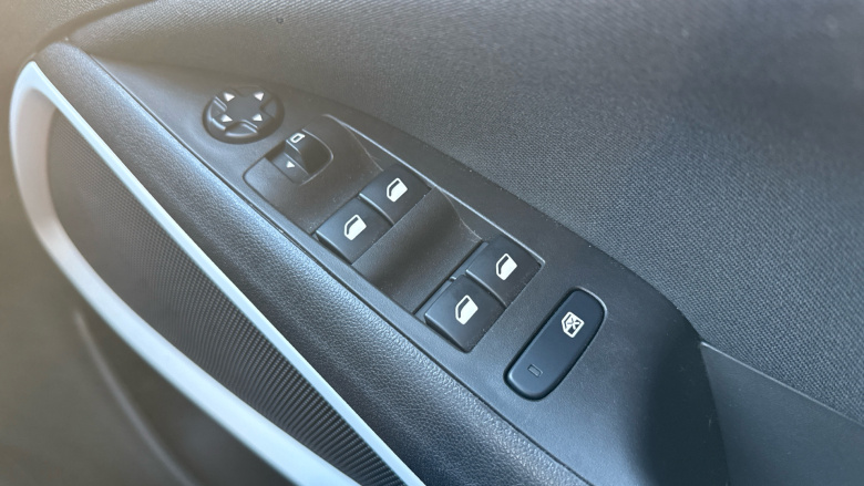 Vauxhall Crossland X 1.2T [110] Griffin 5dr [6 Spd] [Start Stop] Petrol Hatchback